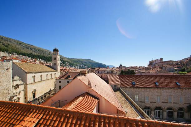 tvrdava minceta pile gate, dubrovnik großer onofrio-brunnen über 5 rooftop-restaurantwänden von dubrovnik fort bokar - knezev dvor stock-fotos und bilder