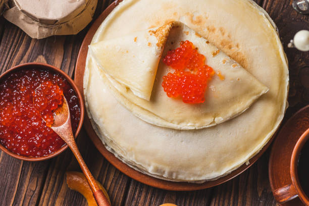 goûter avec crêpes, thé samovar et cornichons - blinis photos et images de collection