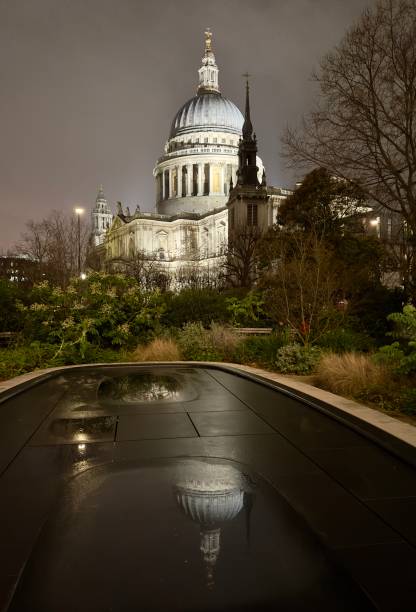 pionowe odbicie obrazu katedry św. pawła oświetlonej nocą w londynie w anglii. - c17 zdjęcia i obrazy z banku zdjęć