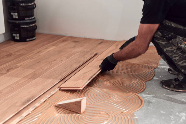 istock Professional handyman installing laminate flooring in a new apartment. 1997998588