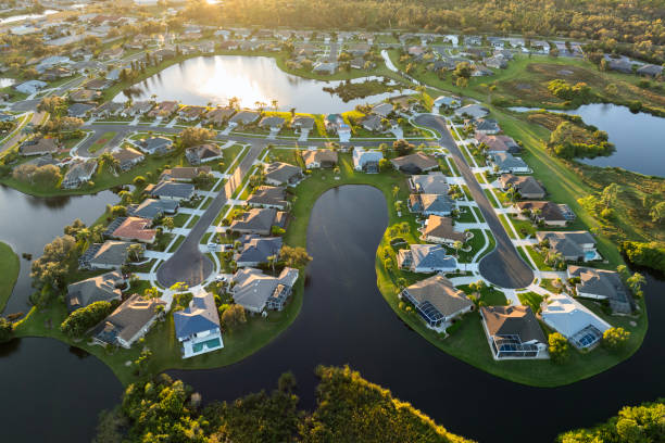 maisons unifamiliales au bord de l’eau dans un quartier résidentiel de floride au coucher du soleil. promotion immobilière dans les banlieues américaines - directly above outdoors alligator florida photos et images de collection