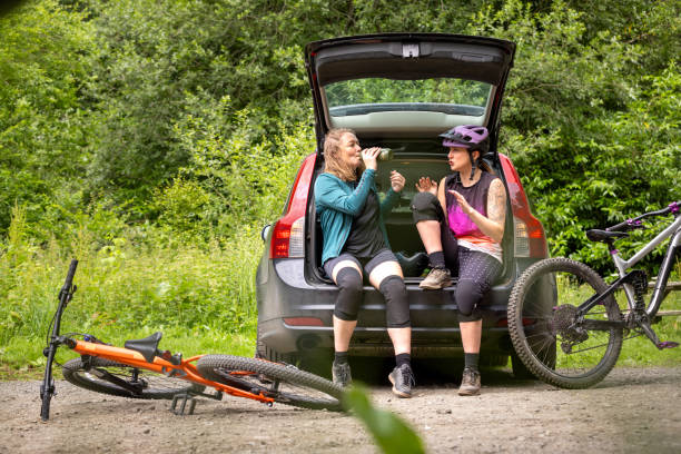 istock Discussion Before The Bike Trail 1998043338