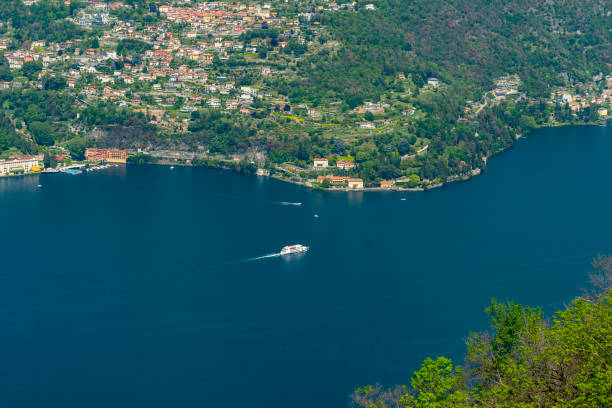 istock Como on the banks of Lake Como 1998094479