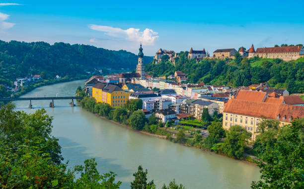 Blick auf Burghausen mit Altstadt und das Salzachtal mit der Brücke zwischen Deutschland und Österreich