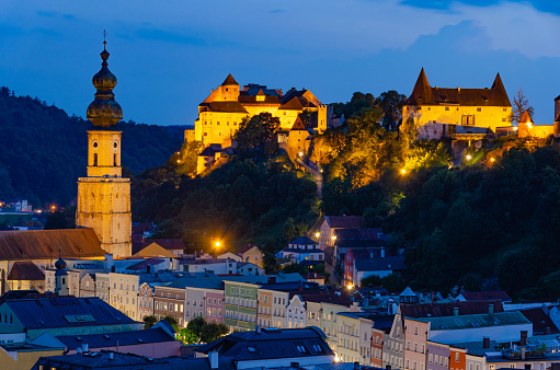 Blick auf Burghausen mit Altstadt und Burgberg zur Blauen Stunde am Abend