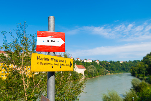 Schild Marienwanderweg in Österreich im Salzachtal bei Burghausen an der Grenze zu Deutschland