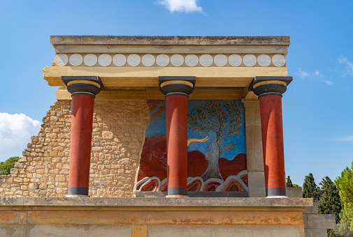 A picture of the North Entrance and the Bull Fresco at the Knossos Palace.