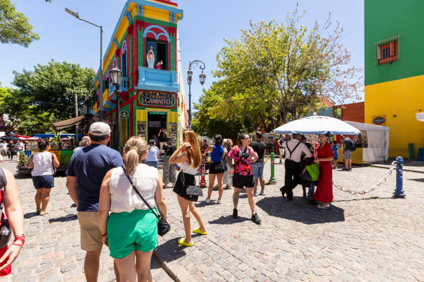 les touristes se promènent le long d’une petite rue de caminito, la boca. buenos aires, argentine - messy photos et images de collection