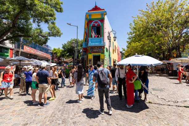 les touristes se promènent le long d’une petite rue de caminito, la boca. buenos aires, argentine - messy photos et images de collection