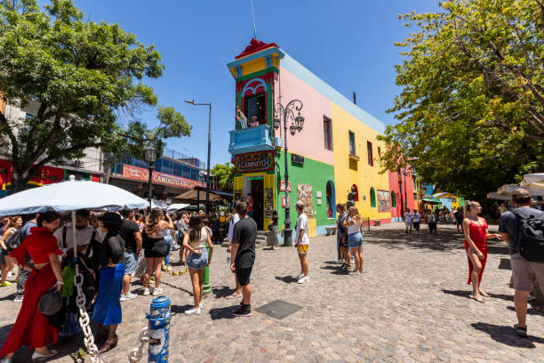 les touristes se promènent le long d’une petite rue de caminito, la boca. buenos aires, argentine - messy photos et images de collection