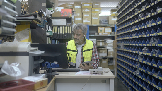 Employees are counting products in the warehouse.