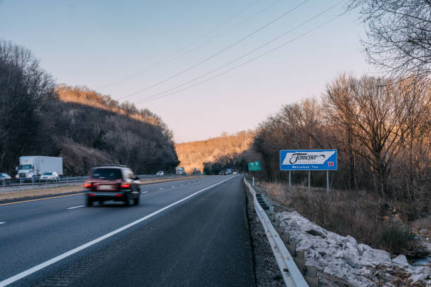 테네시 주 i-65 북쪽의 승용차는 겨울철 테네시/앨라배마 국경에 있는 표지판을 환영합니다. - tennessee sign welcome sign greeting 뉴스 사진 이미지