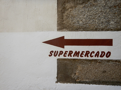 Red arrow on the wall indicating where the supermarket is