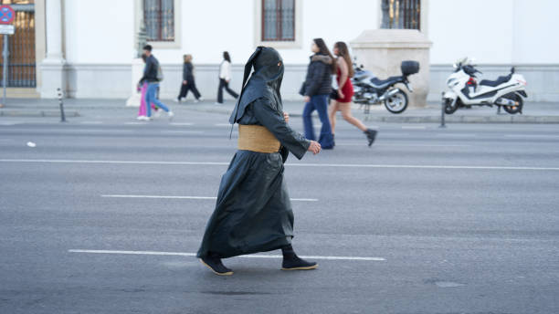 sewilla, hiszpania; 07 kwietnia 2024: nazarejczyk na colon avenue o świcie - credo zdjęcia i obrazy z banku zdjęć