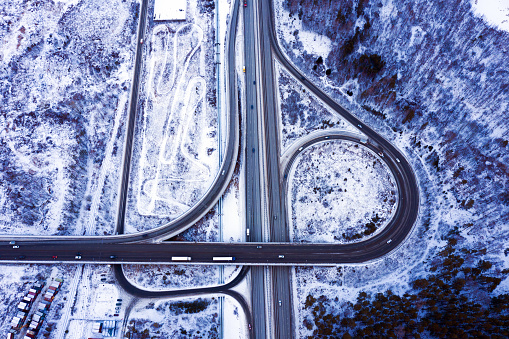 Top view of the movement of cars through a busy intersection with an overpass