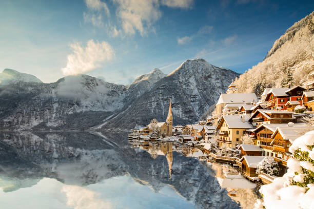 the snow covered village of hallstatt in the austrian alps - autriche photos et images de collection