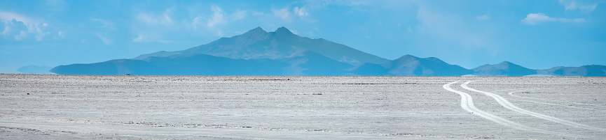 Off road driving on solid salt expanses on the Salar de Uyuni, the world's largest salt flat, Bolivian altiplano