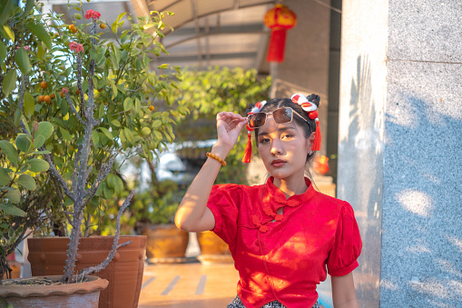 Beautiful women have beautiful bodies. charming face Dressed in a cheongsam on Chinese New Year, he wore glasses and looked good in his look.