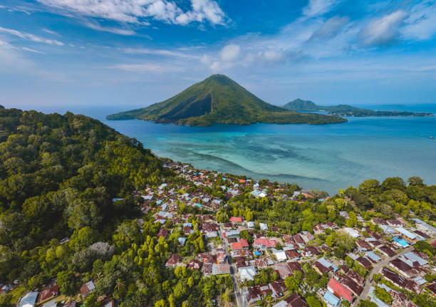 desa lonthoir di kepulauan banda - banda neira potret stok, foto, & gambar bebas royalti