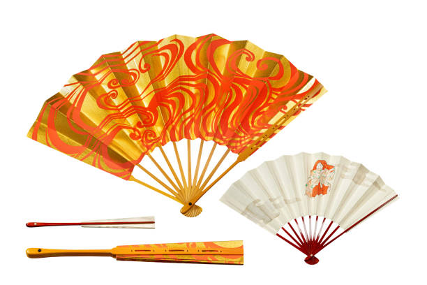 ventiladores de mão tradicionais japoneses de papel e bambu com ornamento dourado e vermelho, isolados no branco - flabellum - fotografias e filmes do acervo