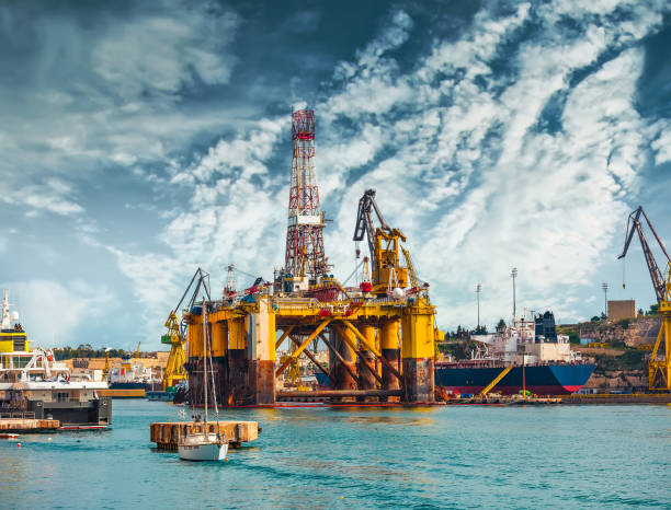 oil platform in repair - fossil fuel - fotografias e filmes do acervo