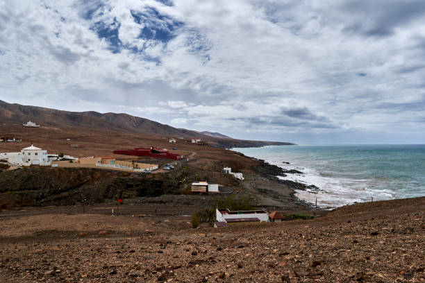 aguas verdes a betancuria, spagna paesaggio sulla costa dell'oceano atlantico - light sea low tide fuerteventura foto e immagini stock