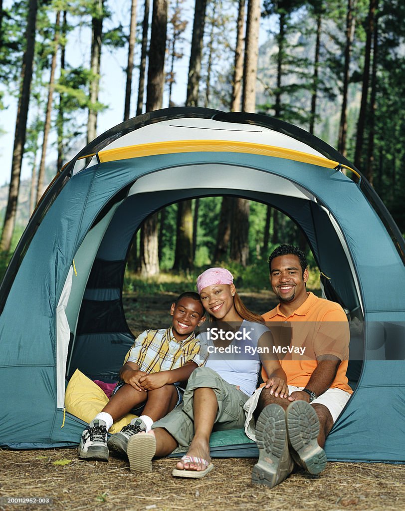 Garçons (de 10 à 12) assis avec leurs parents dans la tente, portrait - Photo de Tente libre de droits