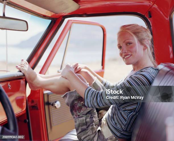 Frau Sitzt In Kleinlastwagen Stell Die Füße Auf Dem Dashboard Portr Stockfoto und mehr Bilder von Kleinlastwagen