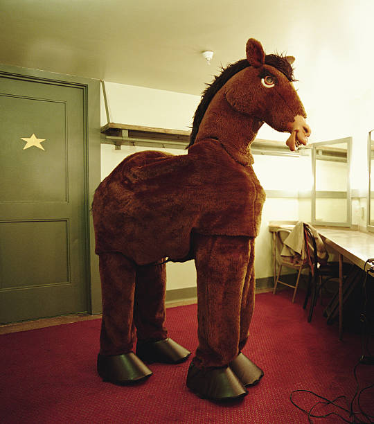 dos hombres usando disfraz de caballo, espera en vestidor - teatro de pantomima británico fotografías e imágenes de stock