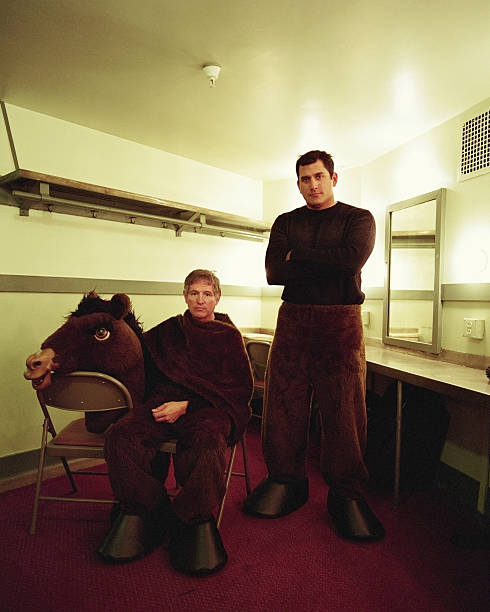 dos hombres usando disfraz de caballo, espera en el vestidor, portrai - teatro de pantomima británico fotografías e imágenes de stock