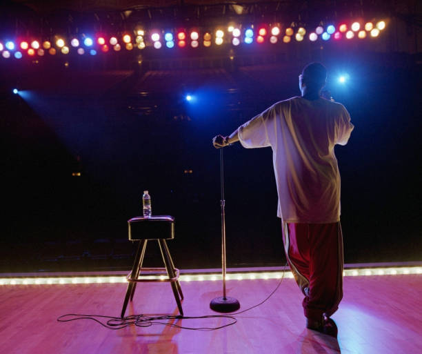 comediante no palco permanente, vista traseira - comedian imagens e fotografias de stock