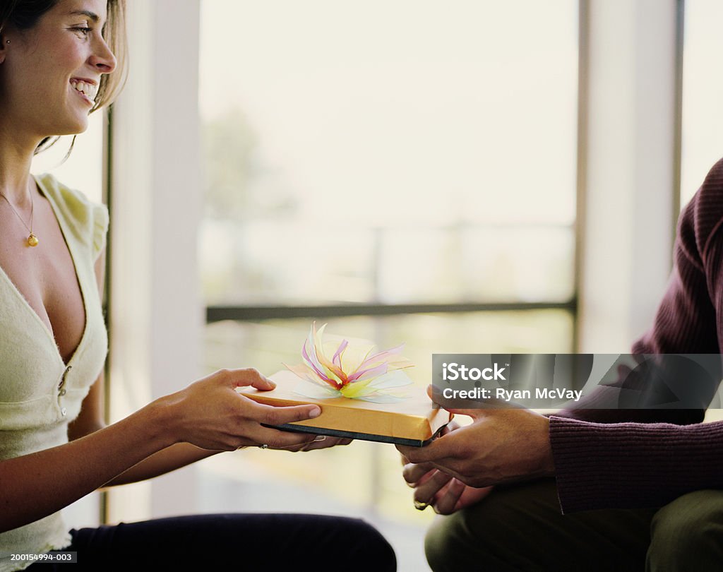 Mann geben Junge Frau Geschenk, Frau Lächeln, Seitenansicht - Lizenzfrei 20-24 Jahre Stock-Foto