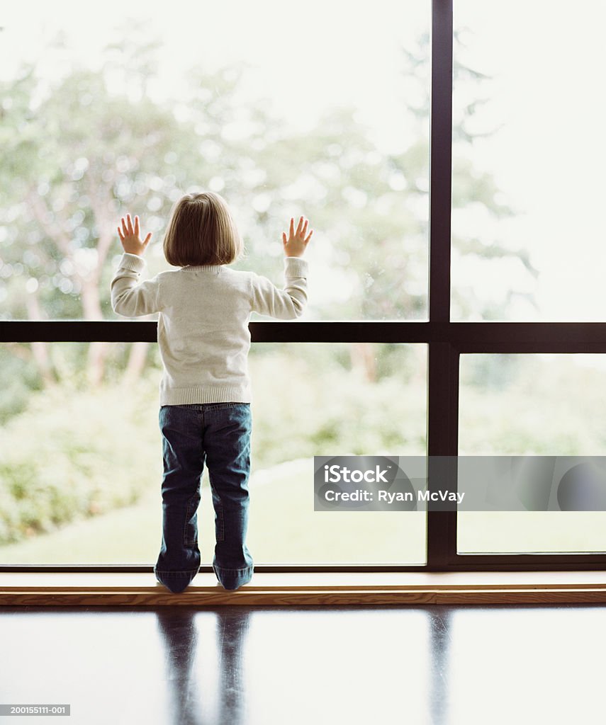 Mädchen (2-4) blickt Fenster, von hinten - Lizenzfrei Rückansicht Stock-Foto