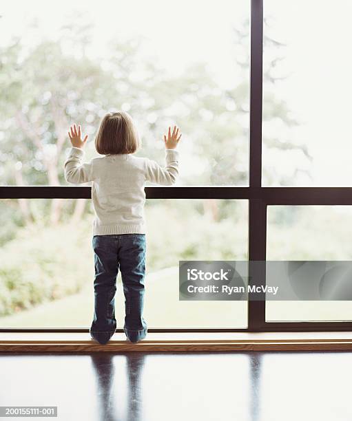 Mädchen Blickt Fenster Von Hinten Stockfoto und mehr Bilder von Rückansicht - Rückansicht, Blick durchs Fenster, Kindheit