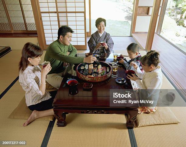 Drei Generation Familie Essen Sushi Erhöhten Blick Stockfoto und mehr Bilder von Japan