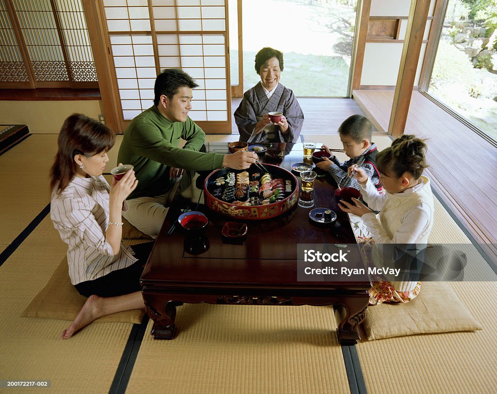 Trois générations de la famille de manger des sushis, de gamme avec vue - Photo de Japon libre de droits