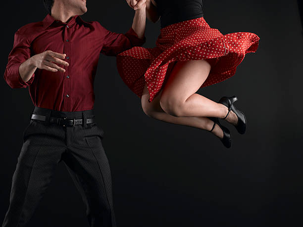 pareja swing dancing, bajo la sección - bailar el swing fotografías e imágenes de stock