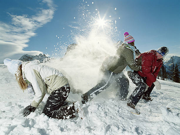 trois adolescentes (15-17) roughhousing dans la neige, vue latérale - group of people teenager snow winter photos et images de collection