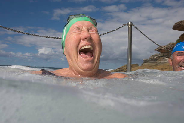 femme âgée dans la piscine à débordement, rire, gros plan - active seniors retirement enjoyment swimming pool photos et images de collection