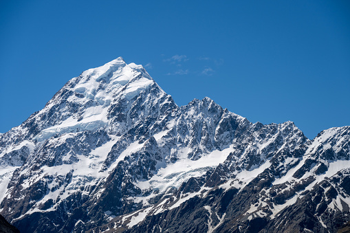 Discover the picturesque landscape in New Zealand's South Island leading to the renowned Mount Cook mountain. Behold the stunning sight of snow-capped Mount Cook.