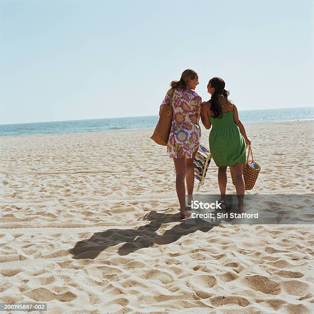 Duas Jovens Mulheres Andar Na Praia Vista Traseira - Fotografias de stock e mais imagens de Praia