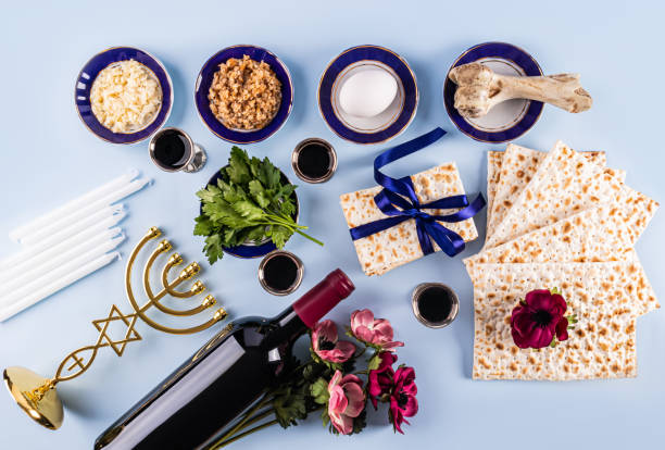 belo fundo festivo para o feriado da páscoa judaica. guloseimas e símbolos kosher tradicionais em um fundo azul. flat lay. vista superior. - seder plate horizontal blue white - fotografias e filmes do acervo