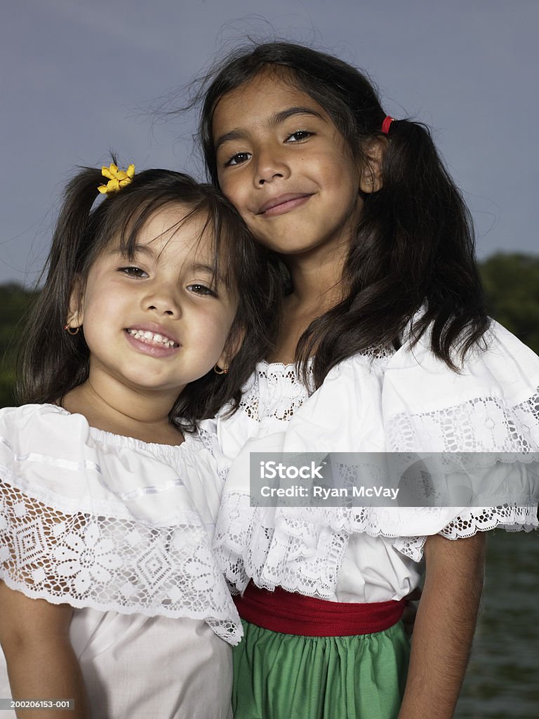 Zwei Schwestern (4 bis 7) Lächeln, Porträt - Lizenzfrei 4-5 Jahre Stock-Foto