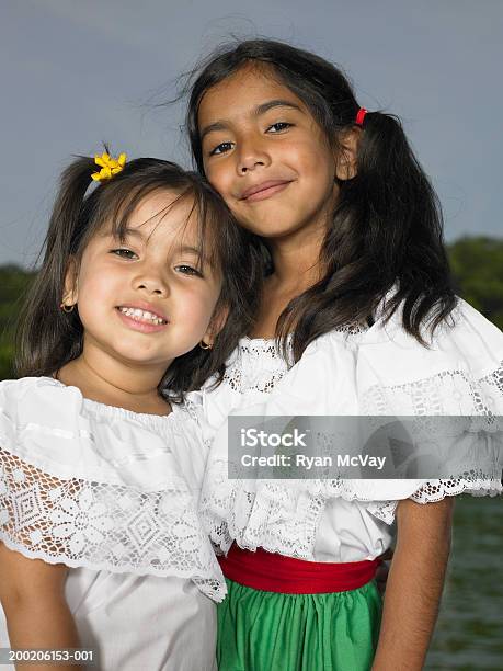 Zwei Schwestern Lächeln Porträt Stockfoto und mehr Bilder von 4-5 Jahre - 4-5 Jahre, 6-7 Jahre, Blick in die Kamera