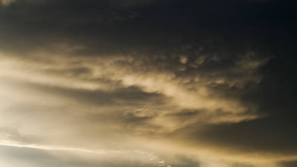 zachód słońca z żółtymi odcieniami - cirrostratus zdjęcia i obrazy z banku zdjęć