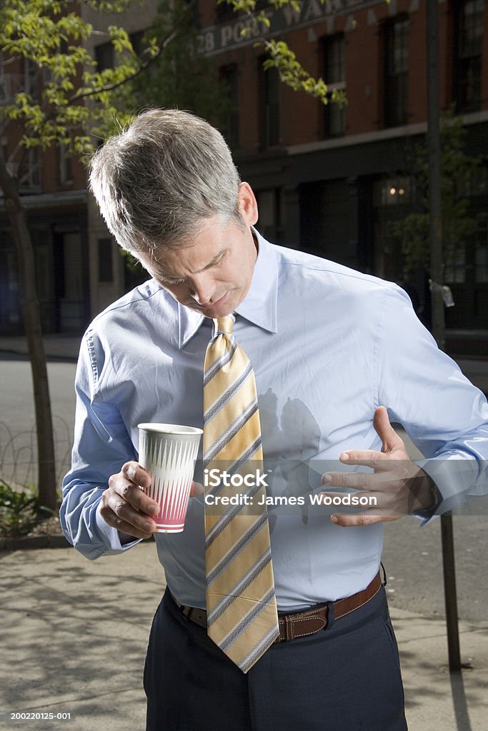 Uomo d'affari all'aperto, Caffè versato in maglia - Foto stock royalty-free di Caffè - Bevanda