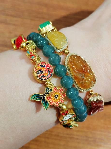 istock Jade and Gold Bracelet 2002231076
