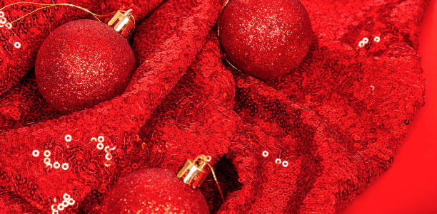 red christmas card. christmas red balls background. festive christmas decoration. happy new year. banner - vibrant color new traditional culture saturated color imagens e fotografias de stock