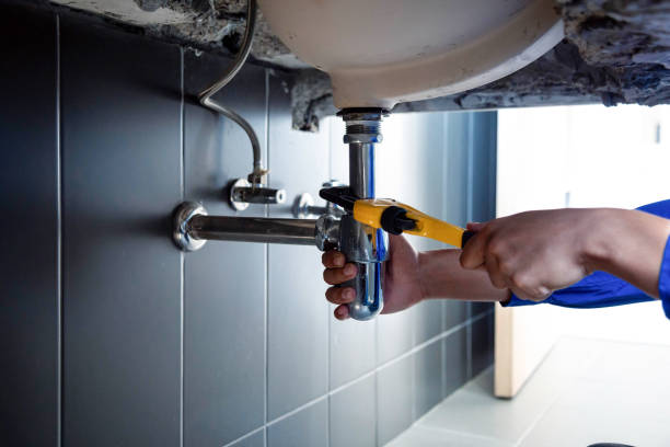 plumber fixing white sink pipe with adjustable wrench. - water pipe home improvement pipe valve foto e immagini stock