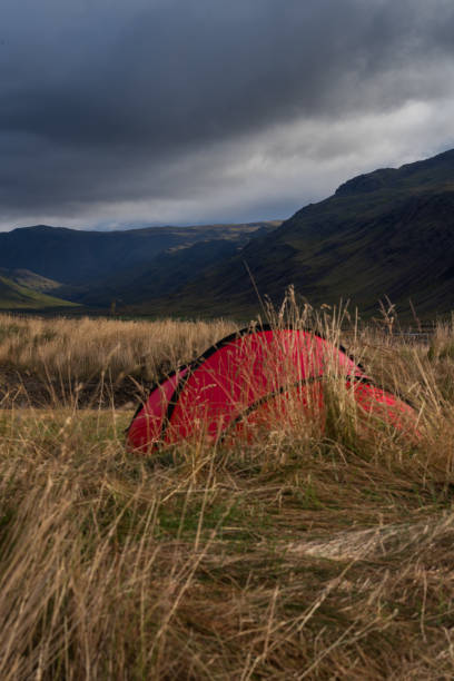 アイスランドのウェストフィヨルドのキャンプ場にある赤いテント。美しい自然の中での冒険 - camping outdoors iceland red ストックフォトと画像